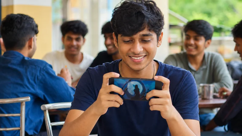 ভারতীয় ছাত্র HMD Vibe 2 5G-তে ভিডিও দেখছেন
