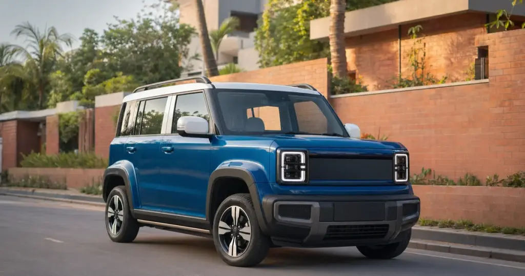 Maruti Hustler ডুয়াল-টোন নীল-সাদা বক্সি মাইক্রো SUV ভারতীয় শহরের রাস্তায়