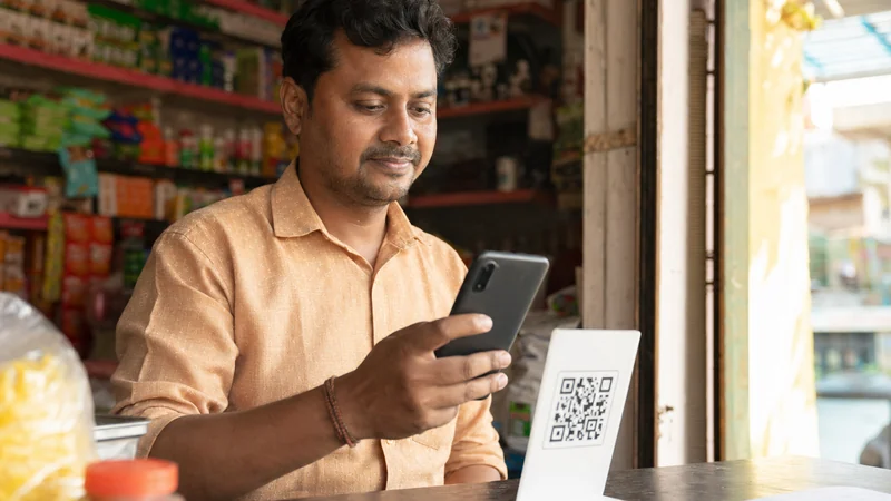 ভারতীয় দোকানদার বাজেট ফোনে UPI পেমেন্ট গ্রহণ করছেন