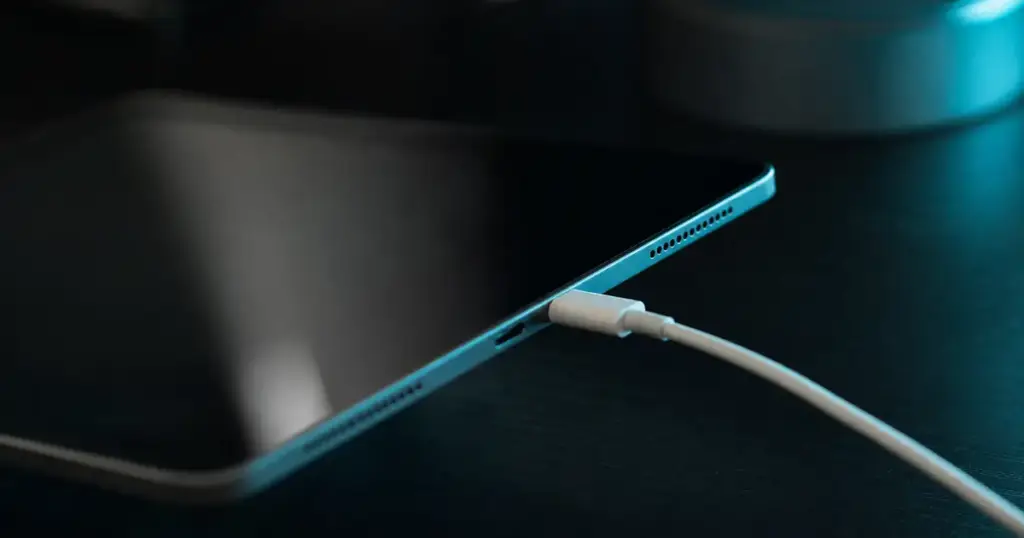 Honor MagicPad 3 Pro UFCS চার্জ গাইড—পাতলা ট্যাবলেট কোণে USB-C কেবল, গাঢ় ডেস্কে টিল আলো।