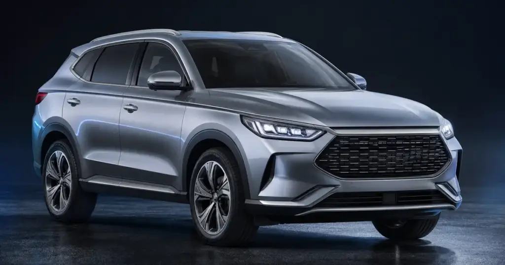 Hyundai Venue Hybrid নিয়ে সম্পাদকীয় ছবি—সিলভার কমপ্যাক্ট SUV, গাঢ় স্টুডিওতে নীল আলোর প্রতিফলন।