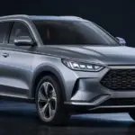 Hyundai Venue Hybrid নিয়ে সম্পাদকীয় ছবি—সিলভার কমপ্যাক্ট SUV, গাঢ় স্টুডিওতে নীল আলোর প্রতিফলন।